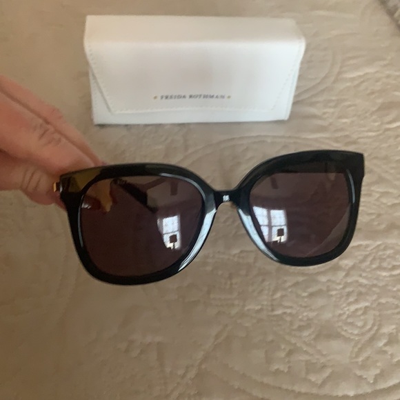 Frieda Rothman Over Size Black w/ Gold Sunglasses - Picture 7 of 7